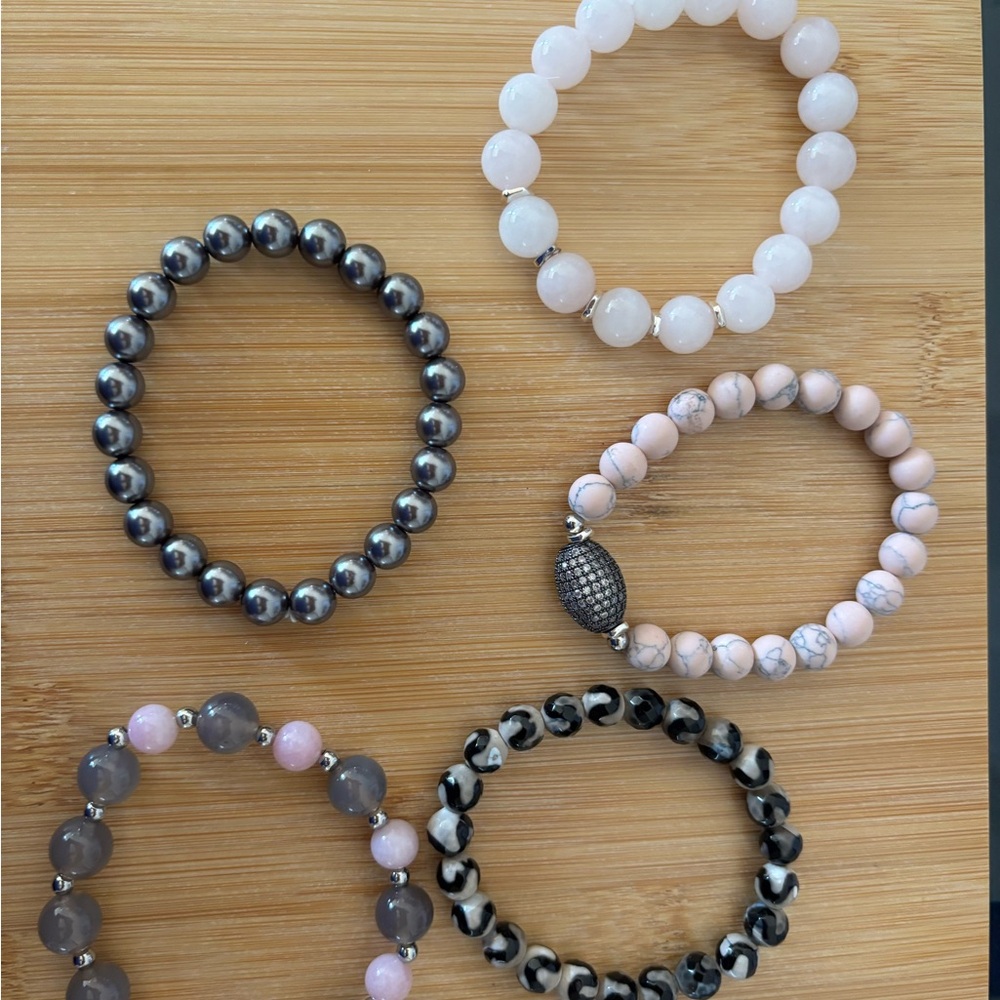 NWT beaded gemstone gray and pink 5 bracelet set - Picture 4 of 6